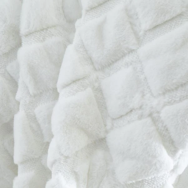 Catherine Lansfield Cosy Diamond 130cm X 170cm Throw 21 Catherine Lansfield Cosy Diamond 130cm X 170cm Throw - Image 19