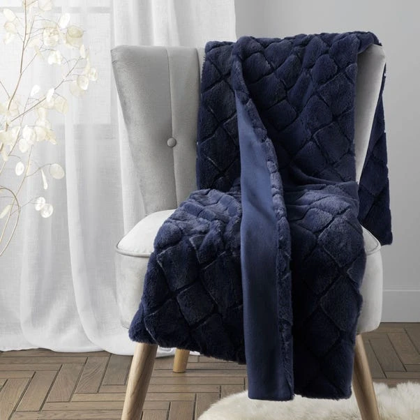 Catherine Lansfield Cosy Diamond 130cm X 170cm Throw 7 Catherine Lansfield Cosy Diamond 130cm X 170cm Throw - Image 5