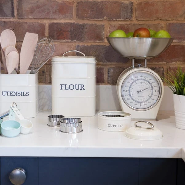 Kitchen Craft KitchenCraft Airtight Metal Flour Storage Container 4 Kitchen Craft KitchenCraft Airtight Metal Flour Storage Container - Image 2